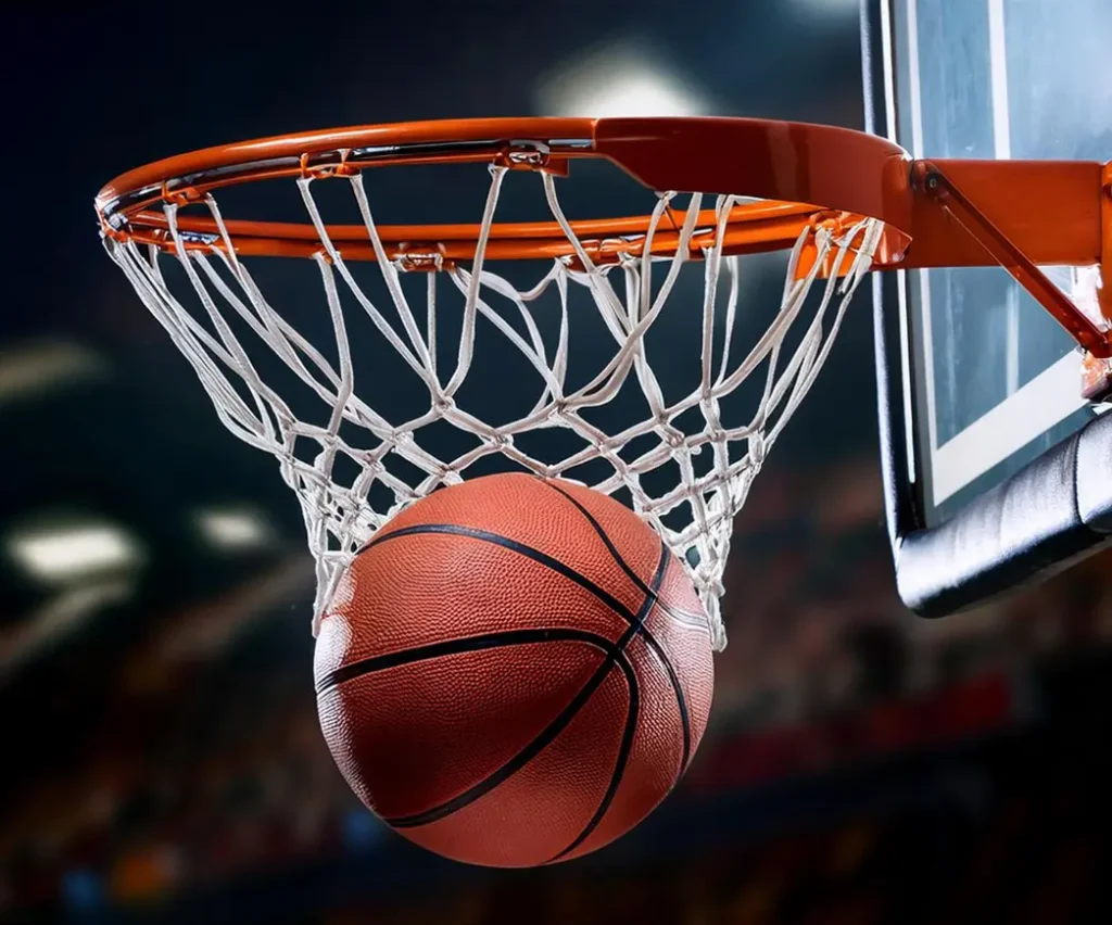 Un basketteur tente un tir sous la pression des défenseurs lors d'un match en direct, illustrant une action trépidante et un excellent esprit d'équipe.